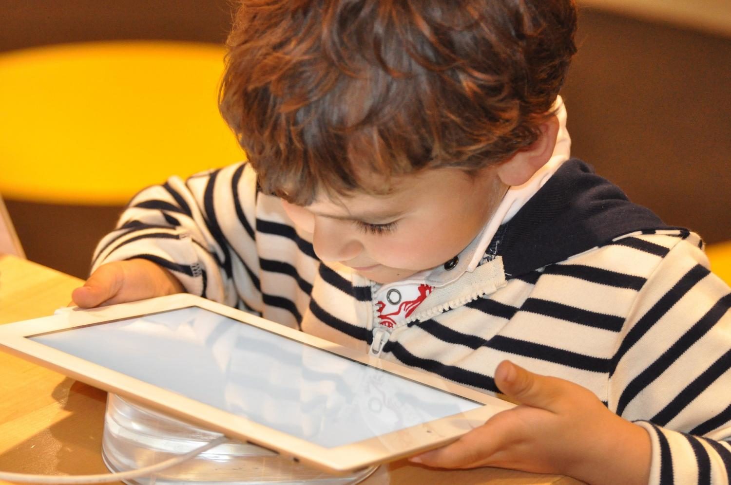 children screen addiction, speech delays handheld devices
