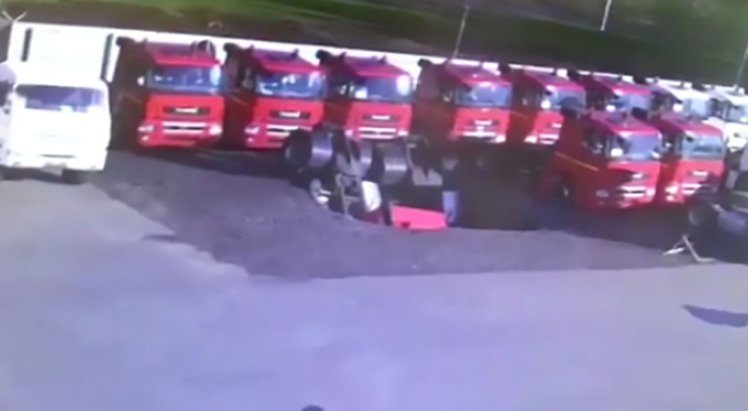 Red lorry, buried lorry 