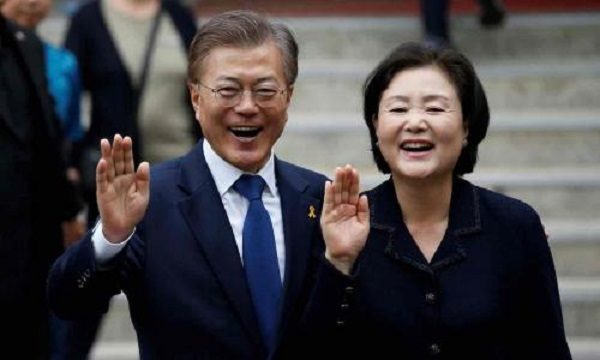 Click to enlarge Moon Jae-in and his wife Kim Jung-sook