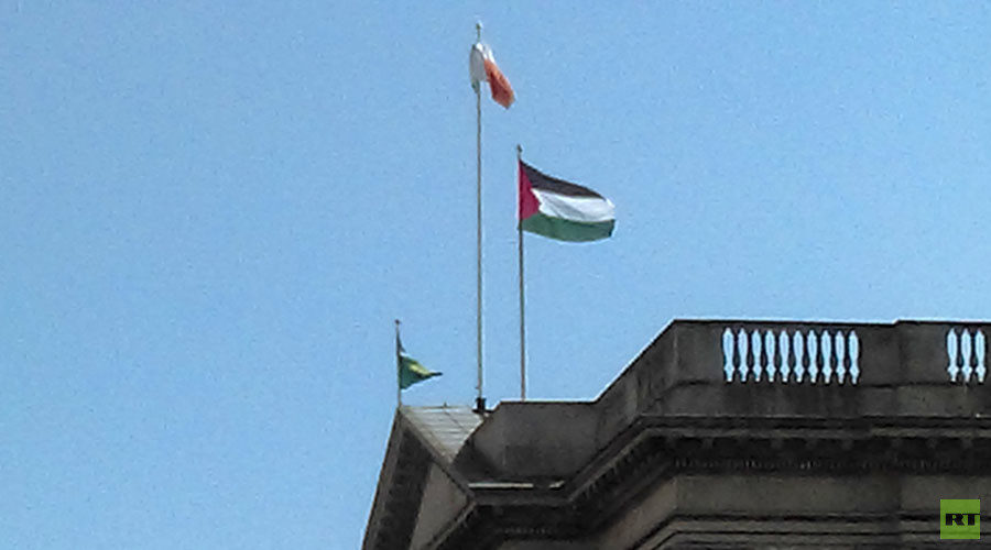 Click to enlarge Palestinian flag over city hall in Dublin