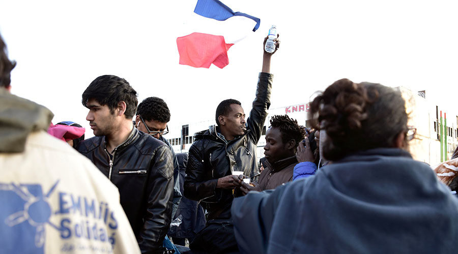 Click to enlarge migrants and refugees makeshift camp near Porte de La Chapelle