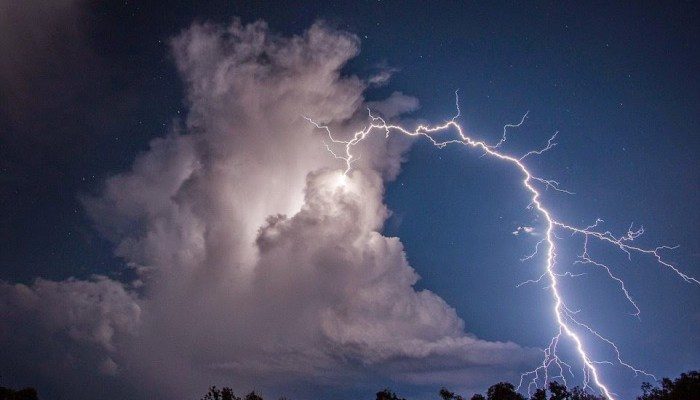 Click to enlarge lightning cloud