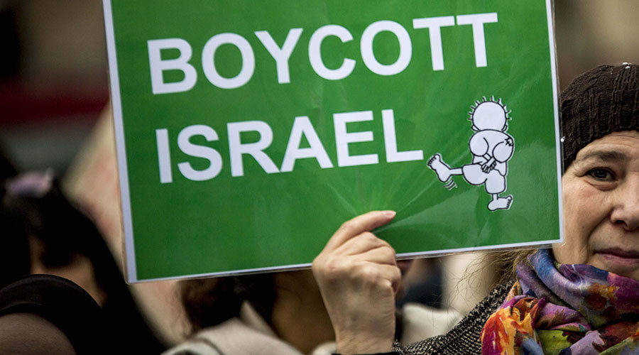 Click to enlarge protester holding boycott israel sign