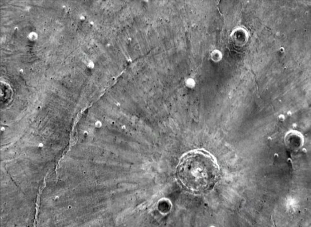 An infrared image reveals strange bright streaks extending from Santa Fe crater on Mars