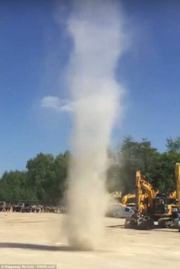 The giant dust devil first gathered into clouds of dust before it concentrated into a compact spiral of whirling dust and wind. The phenomenon is usually found in arid environments
