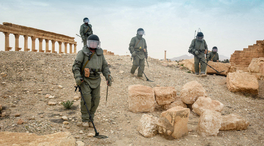 Russian deminers in Syria