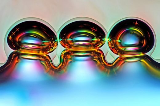Click to enlarge air-bubbles-formed-from-melted-ascorbic-acid-crystals Nikon Small World