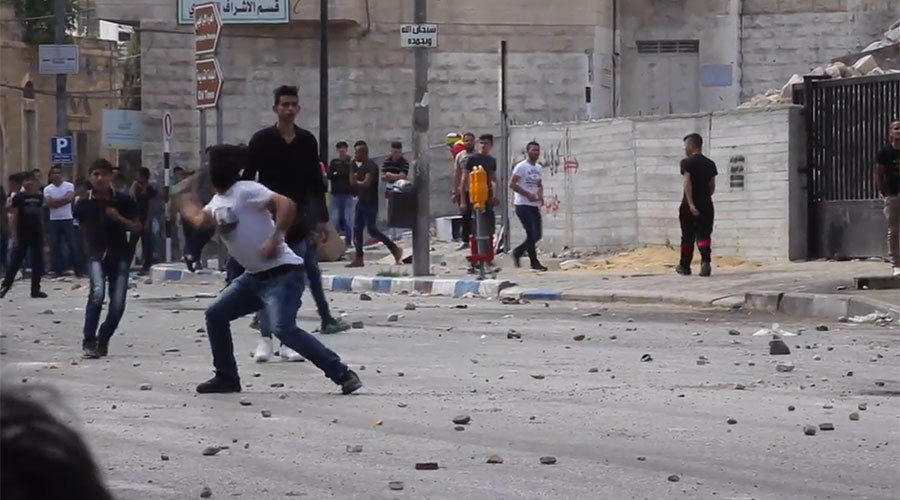 Click to enlarge Palestinian protesters