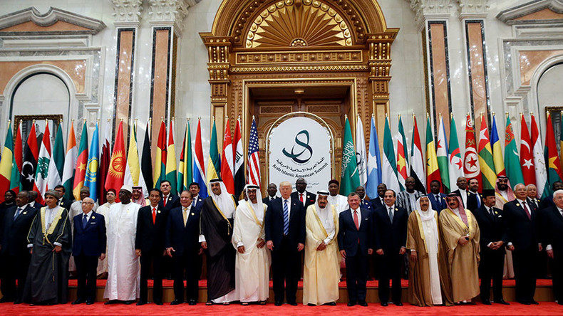 Donald Trump, Saudi Arabia's King Salman bin Abdulaziz Al Saud, and arab leaders