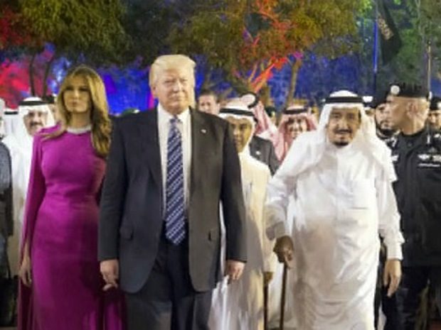 Click to enlarge Melania and Donald Trump with Saudi king Salman