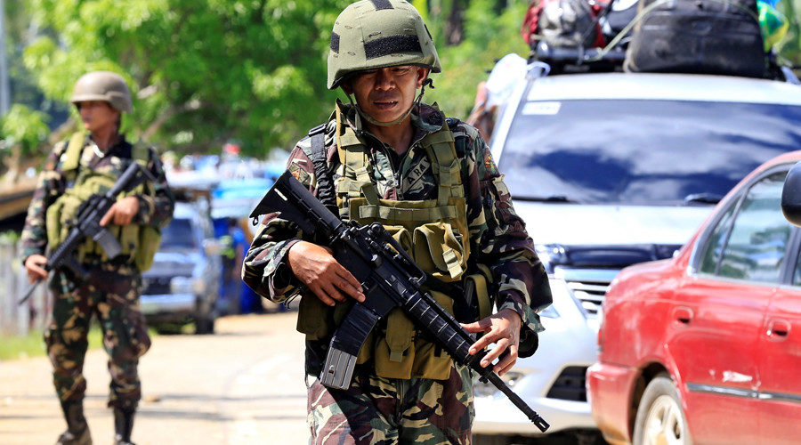 Government troops guard a checkpoint in town of Pantar in Lanao del Norte after residents began evacuating their hometown of Marawi in the southern Philippines, May 24, 2017