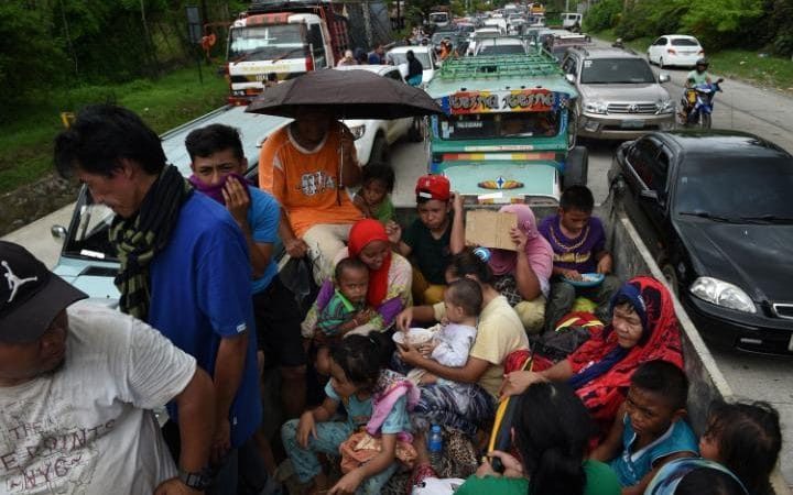 Click to enlarge Residents fleeing from Marawi city