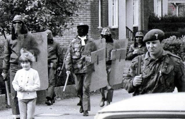 Click to enlarge British soldiers Belfast