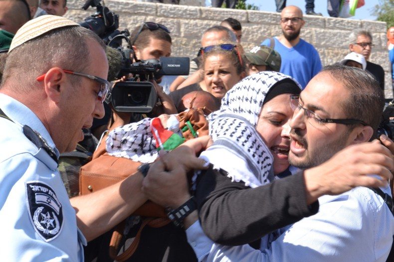 Click to enlarge Palestinian man rescues his wife