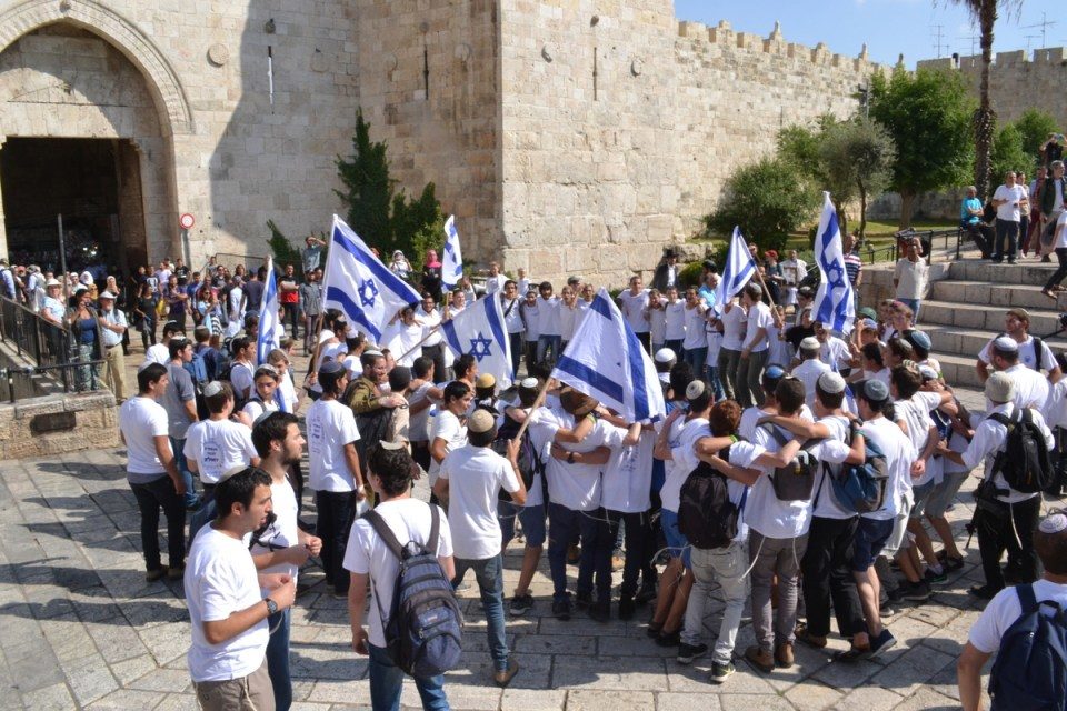 Click to enlarge Proud Zionists dance and chant