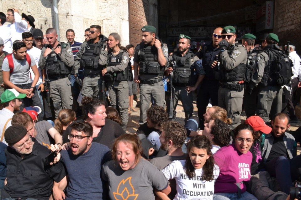 Click to enlarge Israeli border police unsure how to proceed
