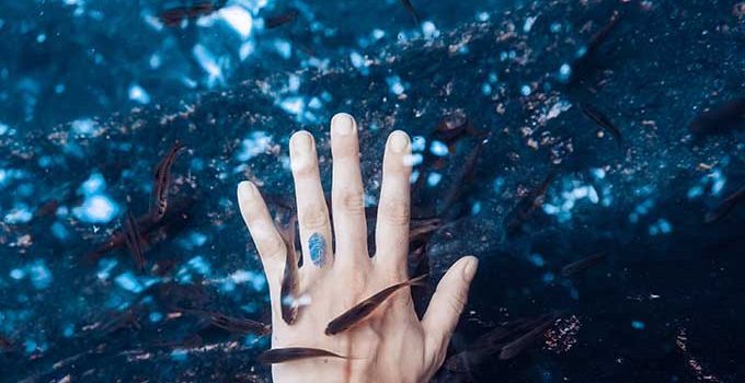 hand in water