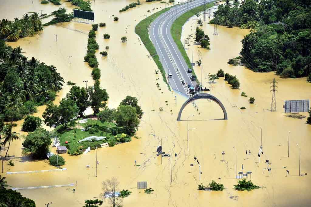 Foreign aid arrives as Sri Lanka flood toll exceeds 200