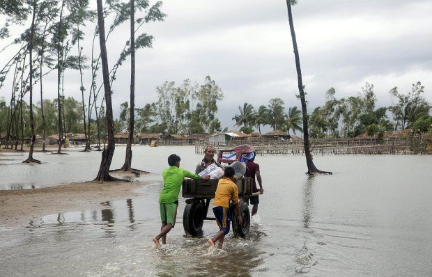 People in the Chittagong walk to safety after Cyclone Mora 