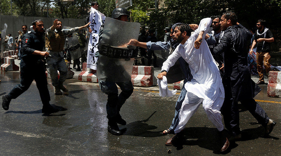 Click to enlarge Protesters clash with riot police in Kabul