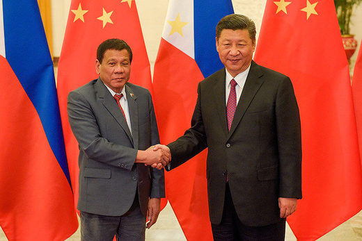 Click to enlarge El presidente chino, Xi Jinping (derecha) estrecha la mano del líder de Filipinas, Rodrigo Duterte, en Pekín, China, el 15 de mayo de 2017.