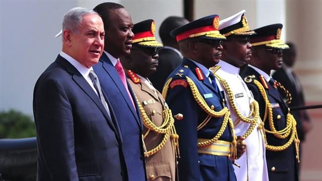 Benjamin Netanyahu (L) stands with Kenya's President Uhuru Kenyatta