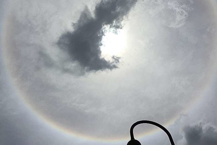 Click to enlarge Sun halo in Singapore