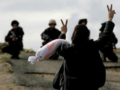 Click to enlarge Palestinian woman v sign