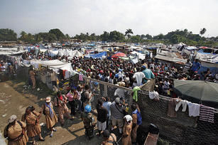 Haitians awaiting food distribution