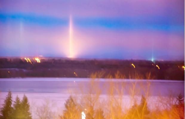 Strange beams of light over Ottawa area due to ice 