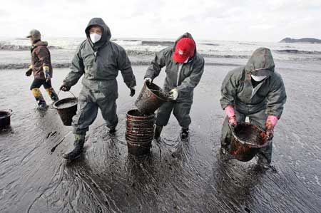 oil spill cleanup crew