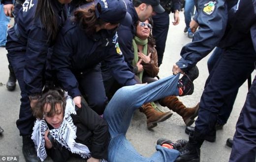 Click to enlarge Algerian protesters2