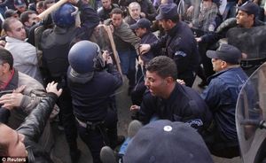Click to enlarge Algerian protesters4