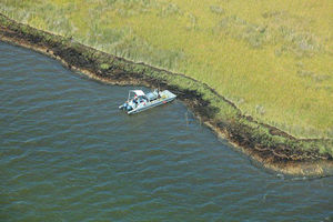 Click to enlarge crew suctioning BP's crude
