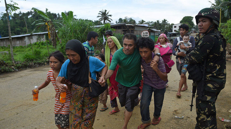 Civilians fleeing the Philippine city of Marawi 