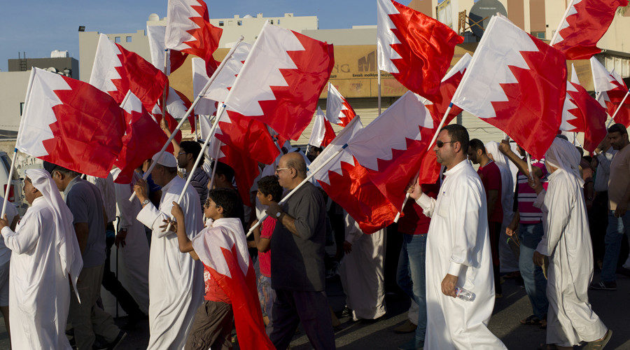 People with Qatari flags