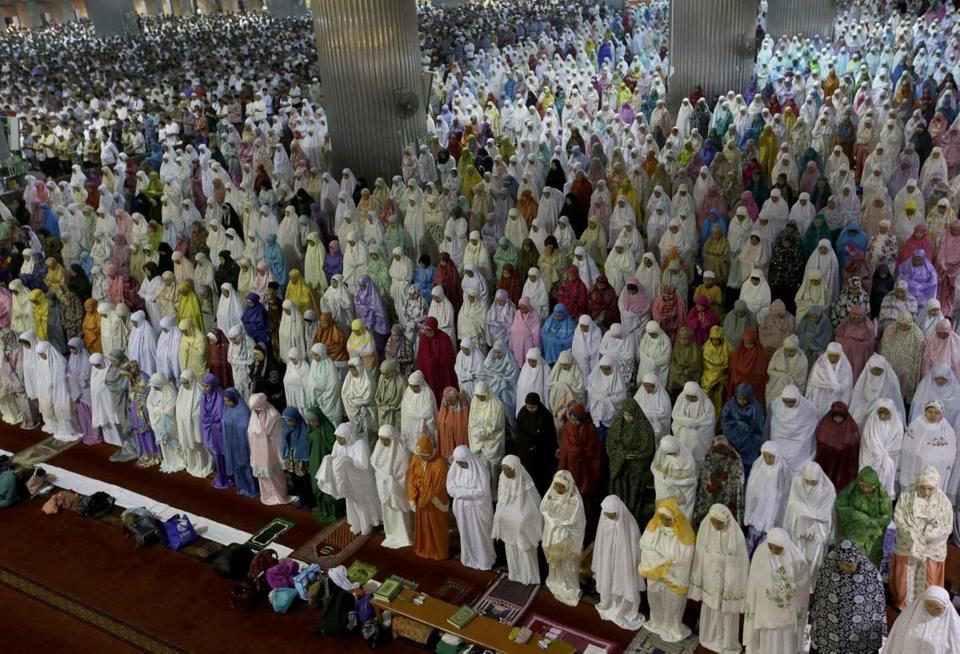 Indonesian Muslims at Istiqlal Mosque