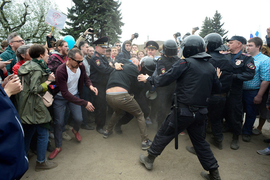Policemen detain a participant of an unauthorized opposition rally in the center of Saint-Petersburg on June 12, 201