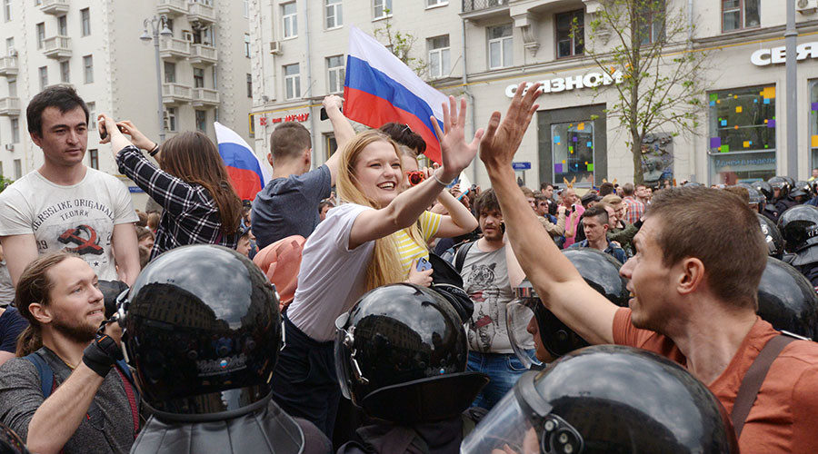 Click to enlarge Russian anti-government protesters