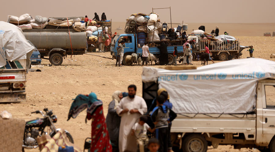 Internally displaced people flee Raqqa