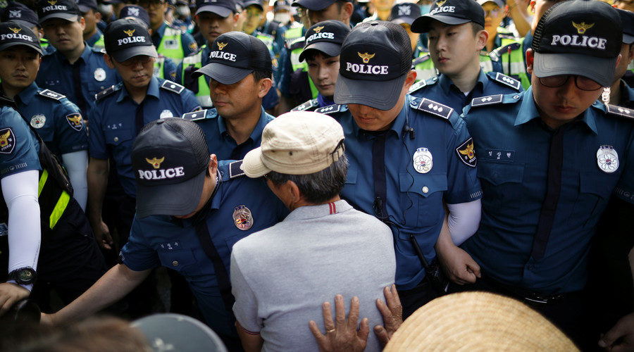 Click to enlarge Villagers scuffle with South Korean policemen