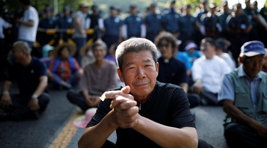 Click to enlarge Villagers are blocked by South Korean policemen