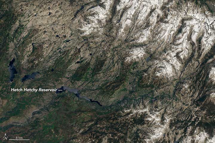 Click to enlarge Snowpack around the Hetch Hetchy Reservoir in California in June 2016 vs. June 2017.