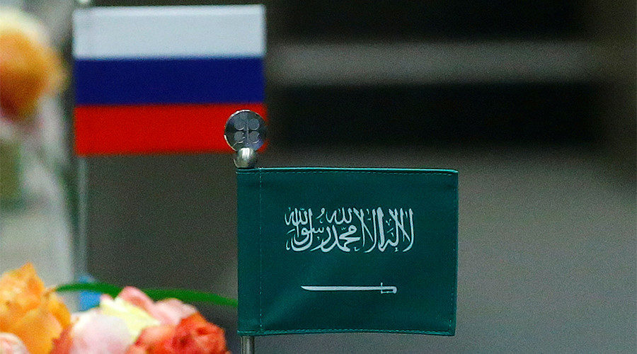 Russian and Saudi Arabia flag placards