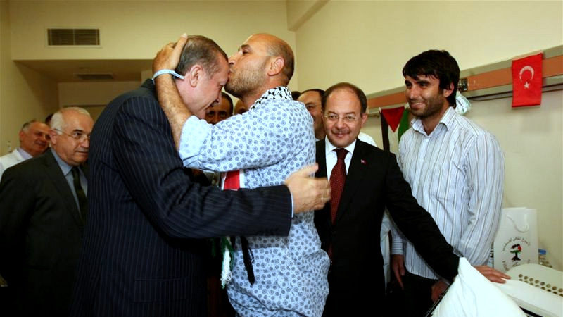 Click to enlarge al-Harati kisses Erdogan’s head