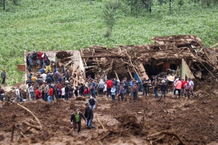  Residents stand at a house damaged by a mudslide in San Pedro Soloma, Guatemala, June 20, 2017.