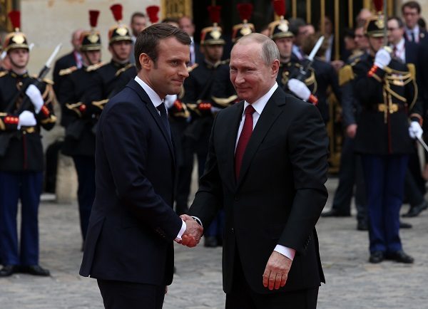Emmanuel Macron and Vladamir Putin
