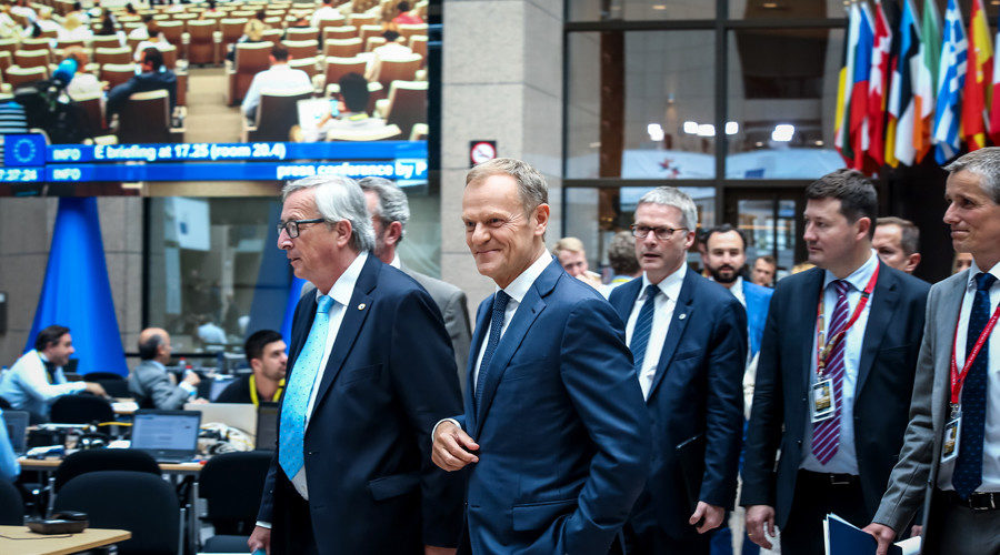 Jean Claude Juncker (L) and Donald Tusk