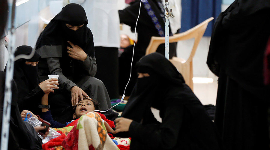 Yemen women help child