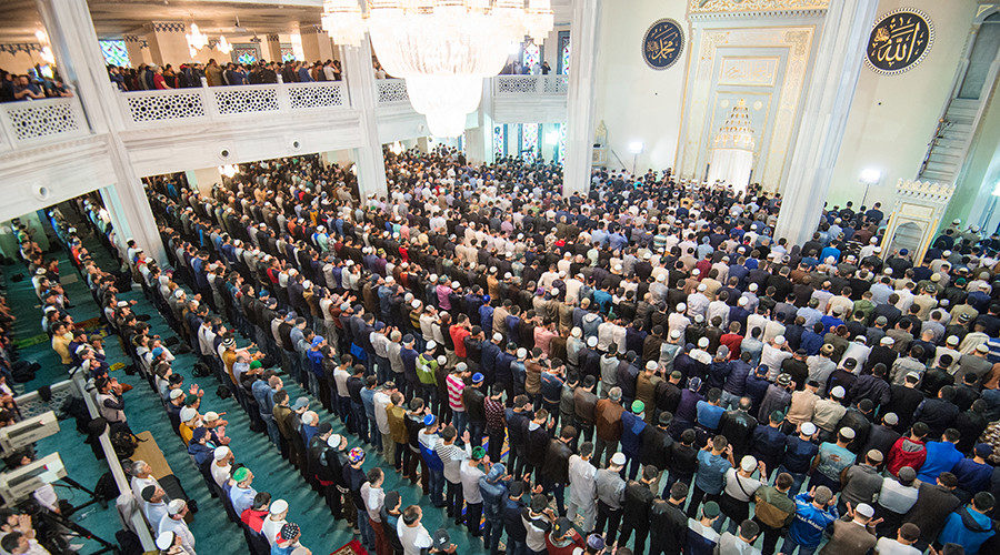  Muslims pray